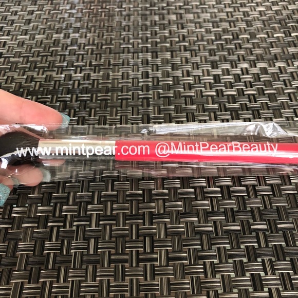 Mint Pear rounded soft blend (M64) makeup brush - Picture 3 of 3